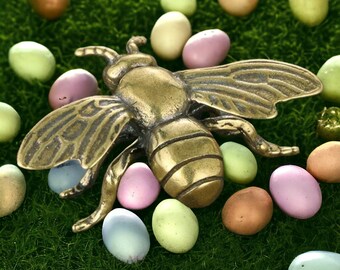 Handcrafted Brass Bee Figurine - Vintage Inspired Home Decor Quirky Brass Insect Statue - Unique Gift for Bee Lovers - Small Brass Sculpture