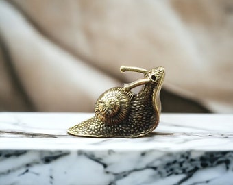 Figura de caracol de latón hecha a mano, decoración del hogar de inspiración vintage, estatua de animal de latón peculiar, regalo único para entusiastas del jardín, escultura de latón