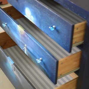 Blaue Kommode mit Decoupage-Kommode, Schlafzimmer, handbemalte Kommode, Mädchenkommode, Planetenkommode Bild 6