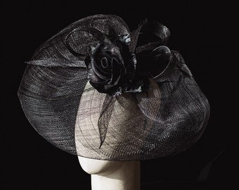 Damen-Kopfschmuck – Mélisande – schwarzes Sisal-Stirnband und schwarze Blume – Hochzeit, Zeremonie, Taufe, Frühling, Sommer.