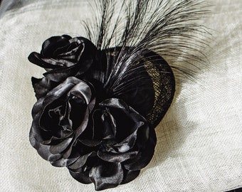 Accessoire de tête pour femme - Greta - barrette noire en sisal et plumes et roses noires - Mariage, cérémonie, baptême, printemps, été.