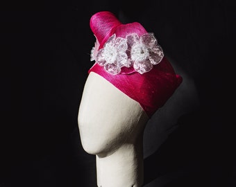 Bandeau pour femme - Iphigénie - turban rose en sisal fuchsia et fleurs blanches à sequins - Mariage, cérémonie, baptême, printemps, été.