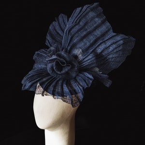 Chapeau coiffe serre-tête fait à la main par Maison Delphine, pour femme, en sisal bleu marine avec fleurs en sisal. idéal pour cérémonie mariage baptême communion, rallye, etc...