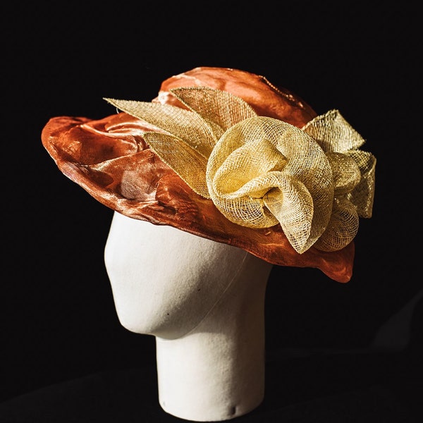 Chapeau pour femme - Pauline - chapeau en organza corail, soie et fleurs en sisal naturel - Mariage, cérémonie, baptême, printemps, été.