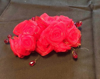 Hoofdaccessoire - Constance - Kam versierd met rode rozen in organza en glaskralen - Bruiloft, ceremonie, doop, lente, zomer.