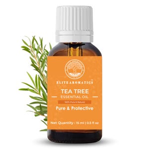 Könnte beinhalten: Eine braune Glasflasche mit Teebaum-Ätherischem Öl mit weißem Deckel und orangefarbenem Etikett. Auf dem Etikett steht "TEA TREE ESSENTIAL OIL" und "Pure & Protective". Die Flasche enthält 15 ml Öl. Grüne Teebaumblätter sind im Hintergrund.