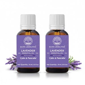 Könnte beinhalten: Zwei braune Glasflaschen mit Lavendel-Ätherischem Öl, weißen Verschlüssen und lila Etiketten. Auf den Etiketten steht "Lavender Essential Oil" und "Calm & Peaceful". Jede Flasche enthält 15 ml Öl.