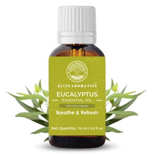 Pode incluir: Uma garrafa de vidro castanho de óleo essencial de eucalipto com tampa branca e rótulo verde. O rótulo diz "Eucalyptus Essential Oil" e "Breathe & Refresh". Folhas verdes de eucalipto circundam a garrafa. Contém 15 ml de óleo.