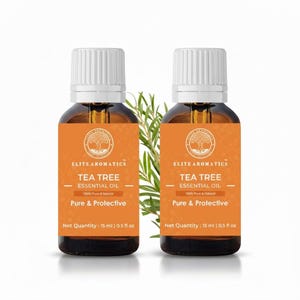 Könnte beinhalten: Zwei braune Glasflaschen mit Teebaum-Ätherischem Öl, weißen Verschlüssen und orangefarbenen Etiketten. Auf den Etiketten steht "Tea Tree Essential Oil" und "Pure & Protective". Jede Flasche enthält 15 ml Öl.
