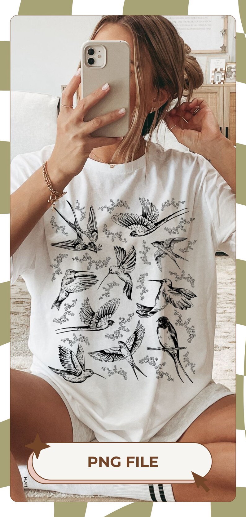 K&ouml;nnte beinhalten: Wei&szlig;es T-Shirt mit einem schwarz-wei&szlig;en grafischen Druck von V&ouml;geln und floralen Designs. Das Shirt hat einen Rundhalsausschnitt und kurze &Auml;rmel.