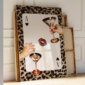 Arte de pared de martini femenino con estampado de leopardo y carta de as de corazones retro, impresión de bebida retro, póster de guepardo para dormitorio, decoración artística de carrito de bar estético