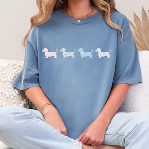 Komfort Farben Dackel Shirt, rosa Blau Grandmillennial Dackel Shirt, Hundemama Geschenk, Dackel Shirt, süßes Doxie T-Shirt, Dackel Shirt