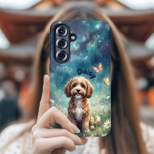 Könnte beinhalten: Handyhülle mit einer Illustration eines braun-weißen Hundes namens Daisy, vor einem Hintergrund aus Sternenhimmel, Schmetterlingen und Blumen. Die Hülle ist für ein Smartphone konzipiert.