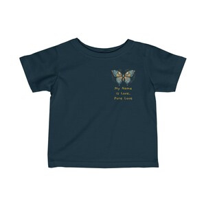 Je m'appelle Love, design unique avec papillon T-shirt en jersey fin pour bébé image 3