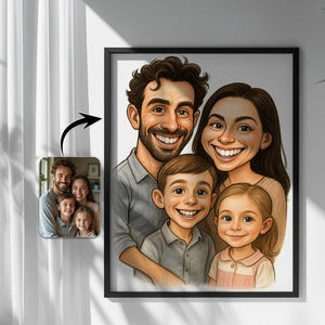 Puede incluir: Retrato de dibujos animados enmarcado de una familia de cuatro, con los padres y dos hijos sonriendo. La obra de arte está en un estilo de ilustración colorido y estilizado. También se muestra una foto más pequeña de la familia. La imagen está colgada en una pared blanca.