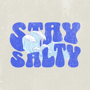 Imagem PNG "Stay Salty", Frase Engraçada, Country Retro Vintage, Gráfico de Camiseta Transparente, Download Digital PNG, Design de Letras em Forma de Bolha