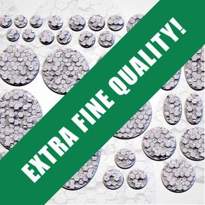 Peut inclure: Un ensemble de 20 socles hexagonaux en plastique gris pour jeux de figurines. Les socles sont texturés avec un motif en nid d'abeille et ont un bord légèrement surélevé. Les socles sont disposés en demi-cercle sur un fond blanc avec une bannière verte qui indique "EXTRA FINE QUALITY!"