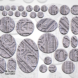 Può includere: Una collezione di basi per miniature in resina grigia di varie dimensioni circolari e ovali, caratterizzate da intricate texture superficiali meccaniche e tecnologiche in rilievo con motivi geometrici, linee e piccoli dettagli circolari.
