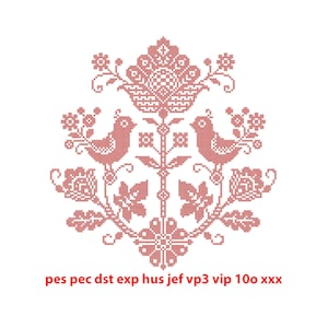 Könnte beinhalten: Rote Kreuzstich-Stickerei mit zwei Vögeln, die auf einem stilisierten Blumenzweig sitzen. Das Design beinhaltet eine zentrale Blume mit filigranen Details und Blättern. Der Text "pes pec dst exp hus jef vp3 vip 100 xxx" wird unterhalb des Designs angezeigt.
