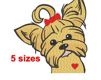 Könnte beinhalten: Stickdatei eines Yorkshire Terriers mit einer roten Schleife, der mit einem verspielten Ausdruck nach oben schaut. Der Hund trägt ein rotes Herz auf der Brust. Das Design ist in 5 Größen erhältlich.