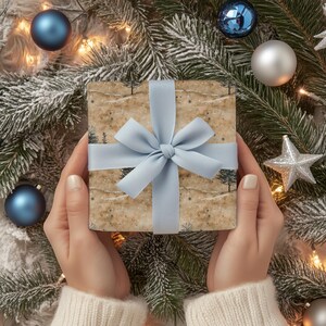 Papel de regalo de pino nevado: papel de regalo navideño rústico para envolver regalos de invierno. imagen 6