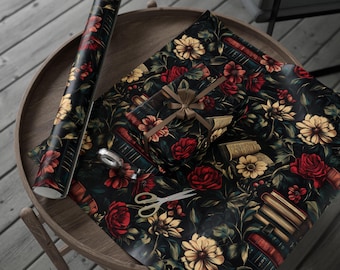 Peut inclure: Un rouleau de papier d'emballage noir avec un motif floral et de livres. Le papier présente des roses rouges, des fleurs jaunes et des piles de livres avec des accents dorés. Le papier est sur une table en bois avec une petite boîte cadeau emballée dans le même papier.