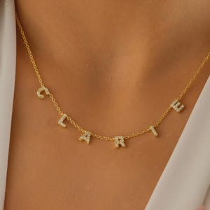 Collar con nombre de piedras preciosas - Joyería con nombre, collar con inicial de oro, regalo para ella, collar con letra, collar personalizado de oro rosa y plata.
