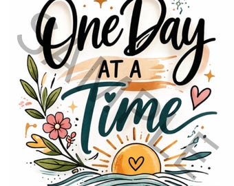 Op de afbeelding: Een kleurrijke afbeelding met de tekst "One Day at a Time" in een sierlijk lettertype. Het ontwerp bevat een zonsopgang, oceaangolven, bloemen, bladeren, sterren en een hart, alles tegen een witte achtergrond.