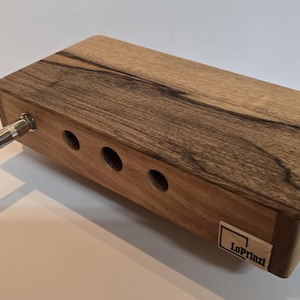 Tambor de viaje con platillos y pastilla. Un instrumento de percusión compacto de 25 x 12 x 5 cm.