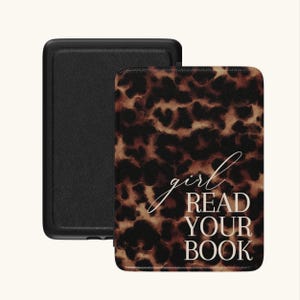 Op de afbeelding: Een zwarte e-reader hoes met een luipaardprint. De hoes heeft de tekst "girl READ YOUR BOOK" in witte letters. De hoes is ontworpen om een e-reader te beschermen.