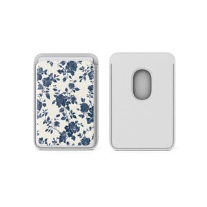 Op de afbeelding: Een witte telefoonhoes met een blauw bloemenpatroon aan de voorkant en een effen witte achterkant met een uitsparing voor de camera.