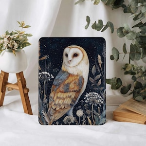 Op de afbeelding: Een rechthoekige hoes met een aquarel schilderij van een kerkuil. De uil heeft witte, bruine en grijze veren, tegen een donkerblauwe sterrenhemel achtergrond met bloemaccenten. De hoes is waarschijnlijk voor een tablet of e-reader.