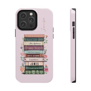 Op de afbeelding: Lichtroze telefoonhoesje met een ontwerp van gestapelde boeken, waaronder titels als "Good Girl" en "Funny Story". De naam "Jennifer" staat op de hoes, met bloemversieringen. De hoes heeft zwarte zijknoppen.