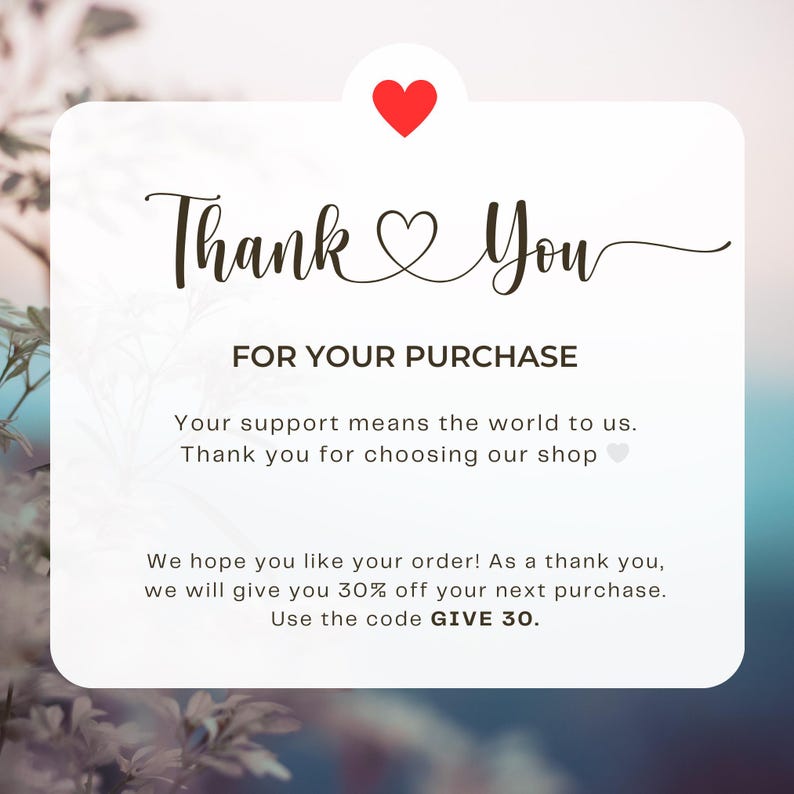 K&ouml;nnte beinhalten: Eine wei&szlig;e Karte mit einem roten Herz und den Worten "Thank You" in eleganter Schrift. Der Text "FOR YOUR PURCHASE" steht darunter, gefolgt von einer Dankesbotschaft und einem Rabattangebot. Der Hintergrund ist eine weiche, verschwommene Blumen- und Himmelszene.