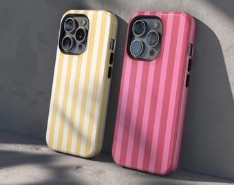 Puede incluir: Dos fundas para smartphone con rayas verticales. Una funda muestra rayas alternas blancas y amarillo pálido, mientras que la otra presenta rayas alternas rosa claro y rosa oscuro. Ambas fundas tienen un recorte para una triple lente de cámara.