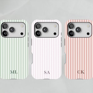 Può includere: Tre custodie per telefono con motivi a righe verticali in verde pastello, rosa e corallo. Ogni custodia ha iniziali diverse: ML, SA e CK. Le custodie hanno un ritaglio per la fotocamera e pulsanti laterali neri.