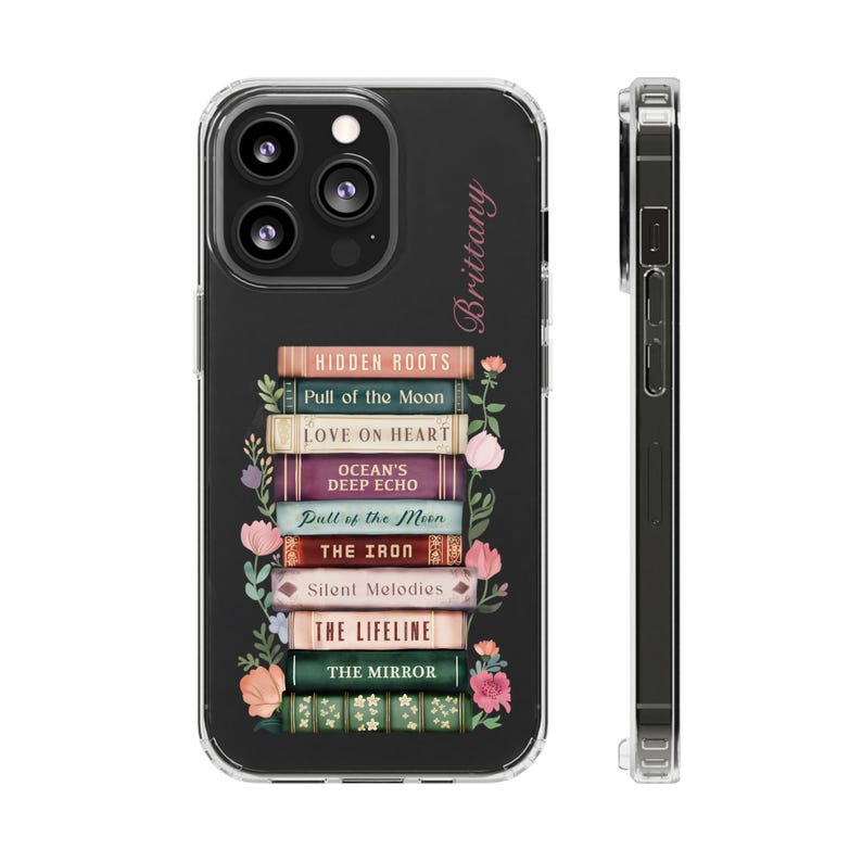 K&ouml;nnte beinhalten: Transparente Handyh&uuml;lle mit schwarzem Hintergrund, verziert mit einem Stapel bunter B&uuml;cher und floralen Elementen. Die B&uuml;cher tragen Titel wie "Hidden Roots" und "Pull of the Moon". Der Name "Brittany" ist in rosa Schrift geschrieben. F&uuml;r Smartphones.