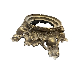 Supporto vittoriano vintage in ottone massiccio decorato, diametro 11,4 cm, altezza 8,9 cm. Codice articolo: 10-118.