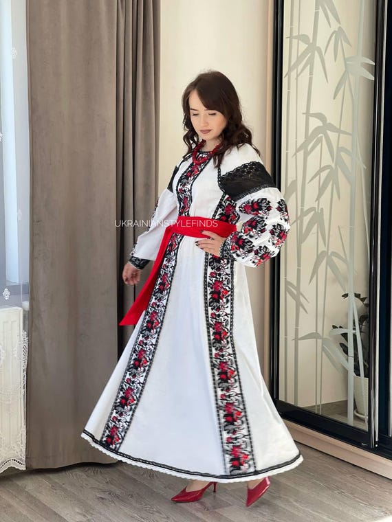 Elegante abito boho, abito in pizzo, stile ucraino, fiori ricamati