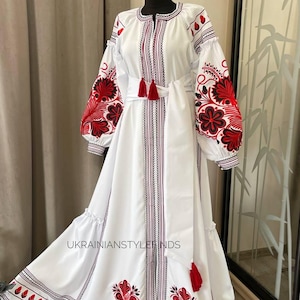 Vestido blanco con flores, vestido maxi de mujer, vestido ucraniano, regalo especial para mujer, vestido eslavo, flores rojas bordadas, vestido largo blanco