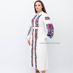 Vestido de lino exclusivo de Ucrania para mujer: bordado delicado, rosas bordadas, largo midi, moda eslava ucraniana, ropa de moda