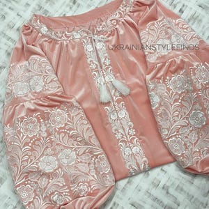 Ukrainische traditionelle Bluse im Nationalstil, hellrosa Samt, Boho Wear, Samtbluse, Boho, bestickte Kleidung, dekorierte Bluse