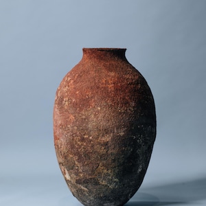 Urna de terracota antiga – Vaso rústico de barro cor de brasa, decoração rústica de fazenda.