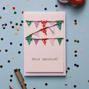 Carte postale double, message "Joyeux anniversaire", fanions en masking tape vert, parme et orange