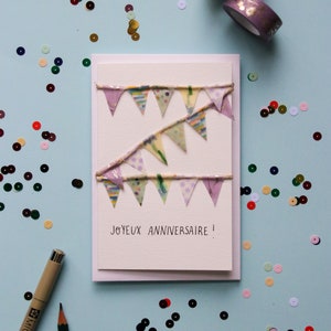 Carte postale double, message "Joyeux anniversaire", fanions en masking tape jaune et parme