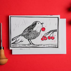 Carte postale simple linogravure "Oiseau et baies"