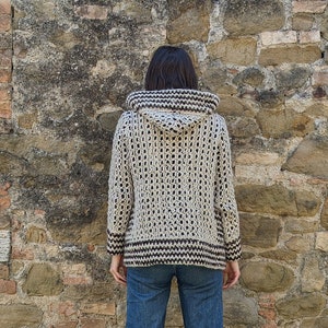 Vintage 60-/70-tals ullkofta med hoodie, öppen framsida, geometriskt mönster, unisex, benvit/brun färg, hippie, boho, beatnik