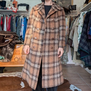 Manteau croisé en laine lama à carreaux, doublé de satin, couleur camel, à grands carreaux blancs, style fin des années 60/début des années 70, fabriqué en Angleterre.