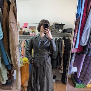 Trench-coat vintage en cuir véritable marron foncé du début des années 70 avec ceinture, double boutonnage, grand col, style pimp funky groove, taille S/M - SAF fabriqué en Italie