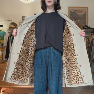 Casaco trench coat vintage estilo safari dos anos 70 em gabardine cor areia com forro interno removível em imitação de pele de leopardo, tamanho G.
